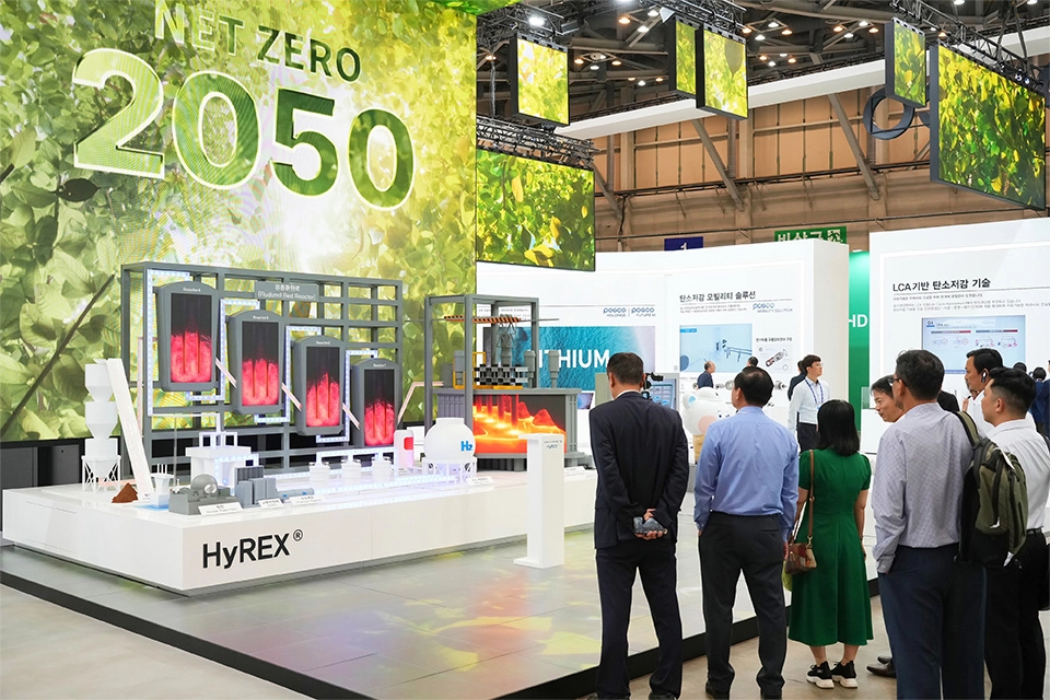 2024년 9월 부산 해운대구 벡스코에서 열린 WCE에서 관람객들이 하이렉스 모형을 관람하고 있다. 
포스코 제공