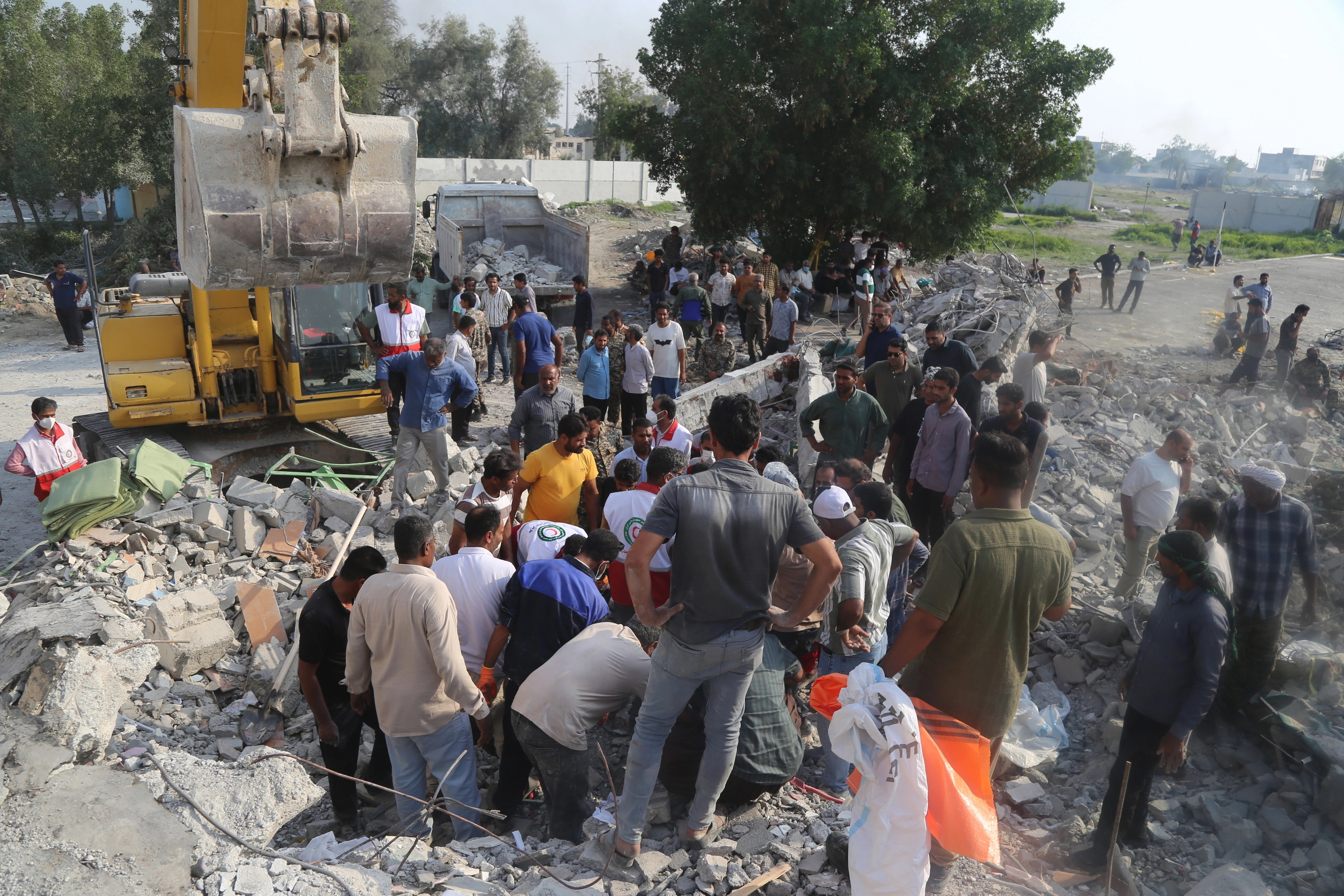 28일(현지시간) 미국과 이스라엘의 대규모 공습으로 초토화된 이란 호르모즈간주 미나브시 샤자레 타이에베 여자초등학교에서 구조대원과 주민들이 수색 작업을 벌이고 있다. 2026.2.28 미나브 신화통신 뉴시스