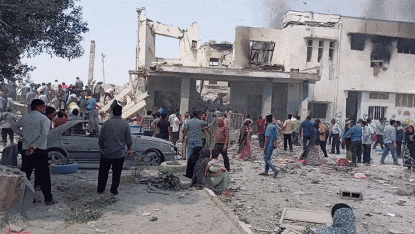 28일(현지시간) 미국과 이스라엘의 대규모 공습 과정에서 이란 내 초등학교에 미사일이 떨어져 학생과 교사 등 최소 165명이 숨졌다고 이란 당국이 1일 발표했다. 사진은 이란 호르모즈간주 미나브시 샤자레 타이에베 여자초등학교 미사일 공습 현장. 학교 앞에 모인 학부모들이 절규하고 있다. 2026.2.28 파르스 뉴스