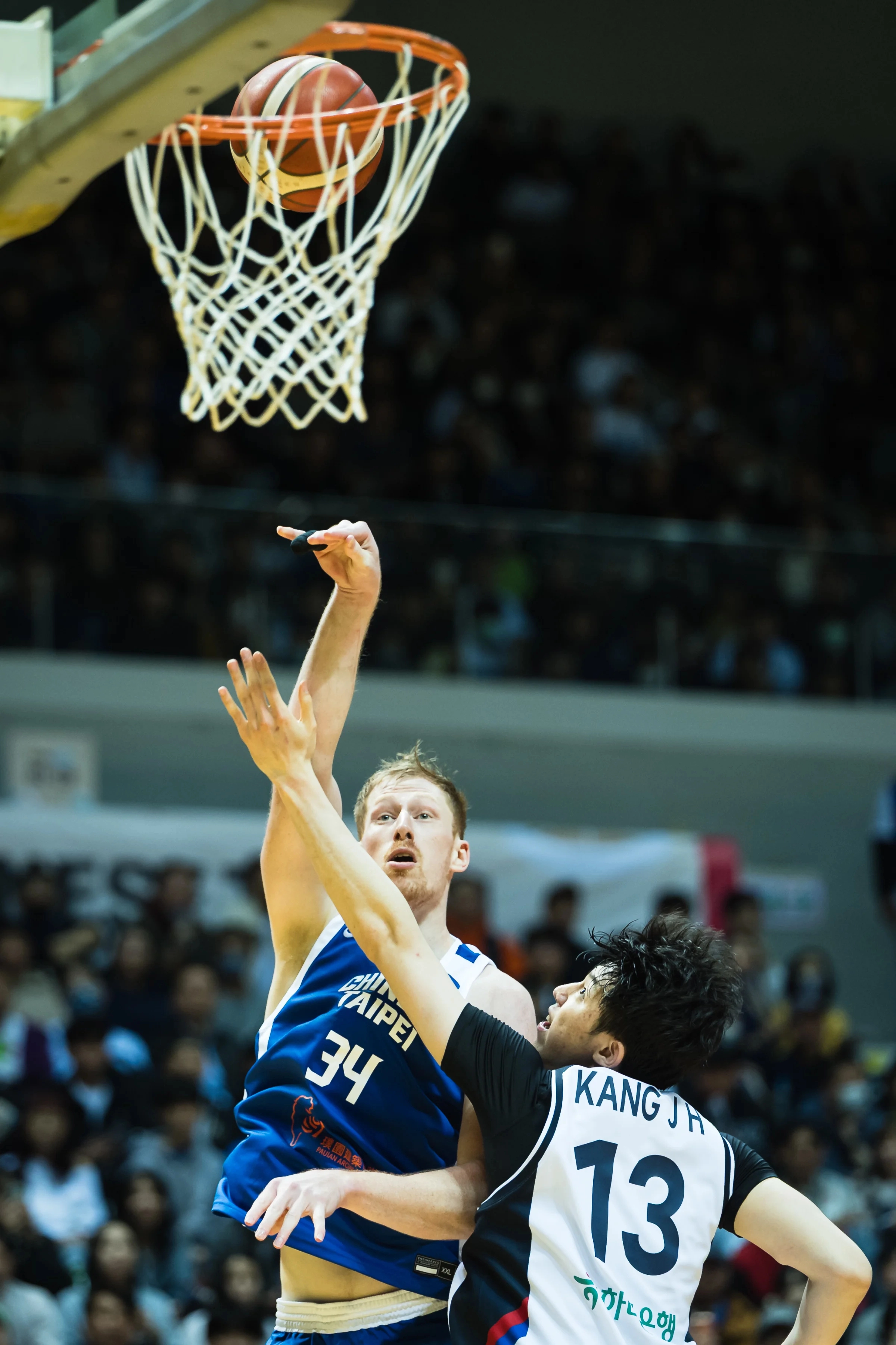 한국남자농구대표팀의 강지훈이 지난달 26일 대만 타이페이에서 열린 2027 국제농구연맹(FIBA) 농구 월드컵 아시아 예선 1라운드 대만과의 경기에서 대만 선수를 수비하고 있다. FIBA 제공