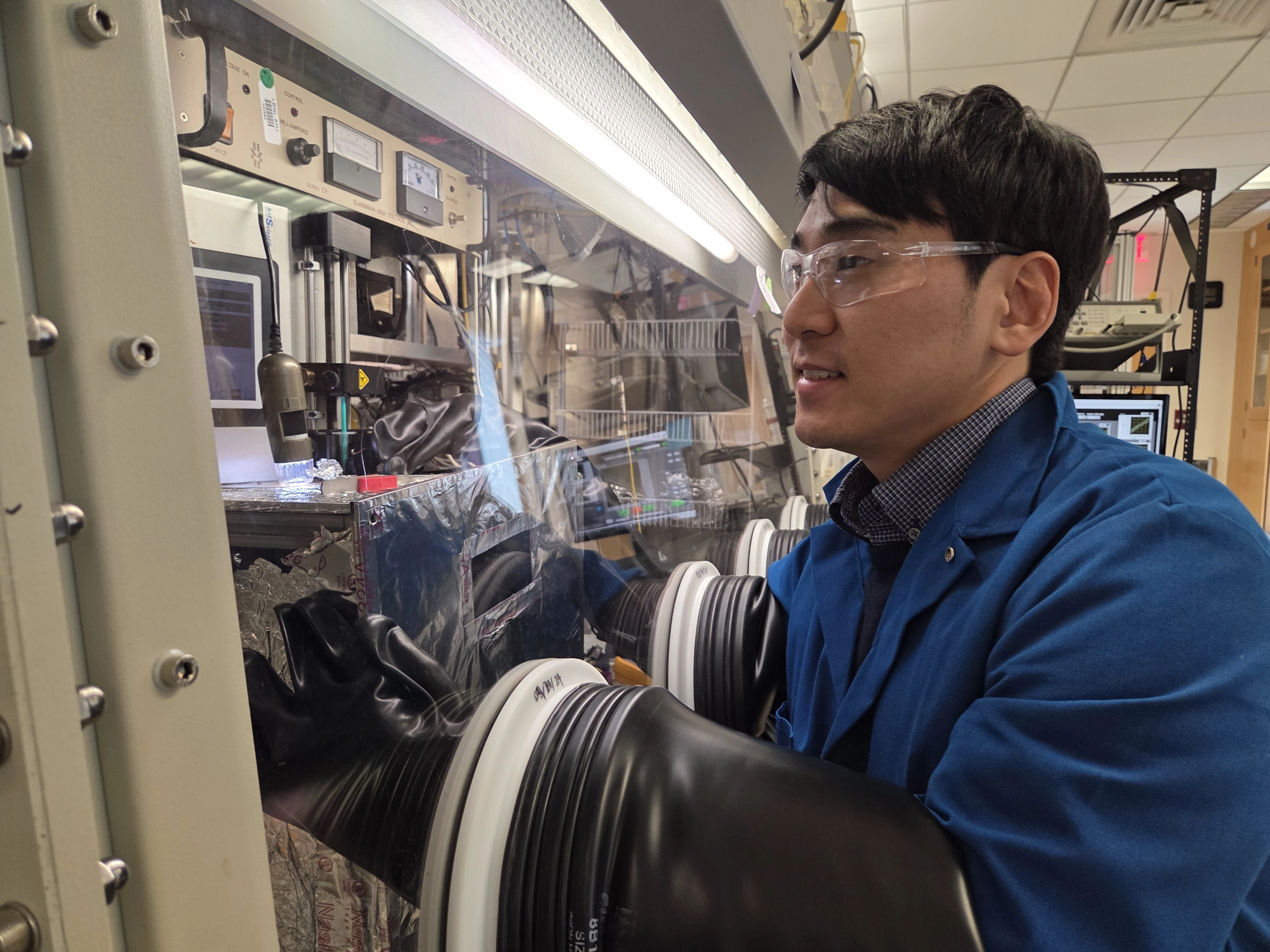 김기민 캘리포니아대(UC) 어바인 재료공학 박사과정 학생이 19일(현지시간) UC어바인의 연구실에서 실험을 진행하고 있다.
LA 곽소영 기자