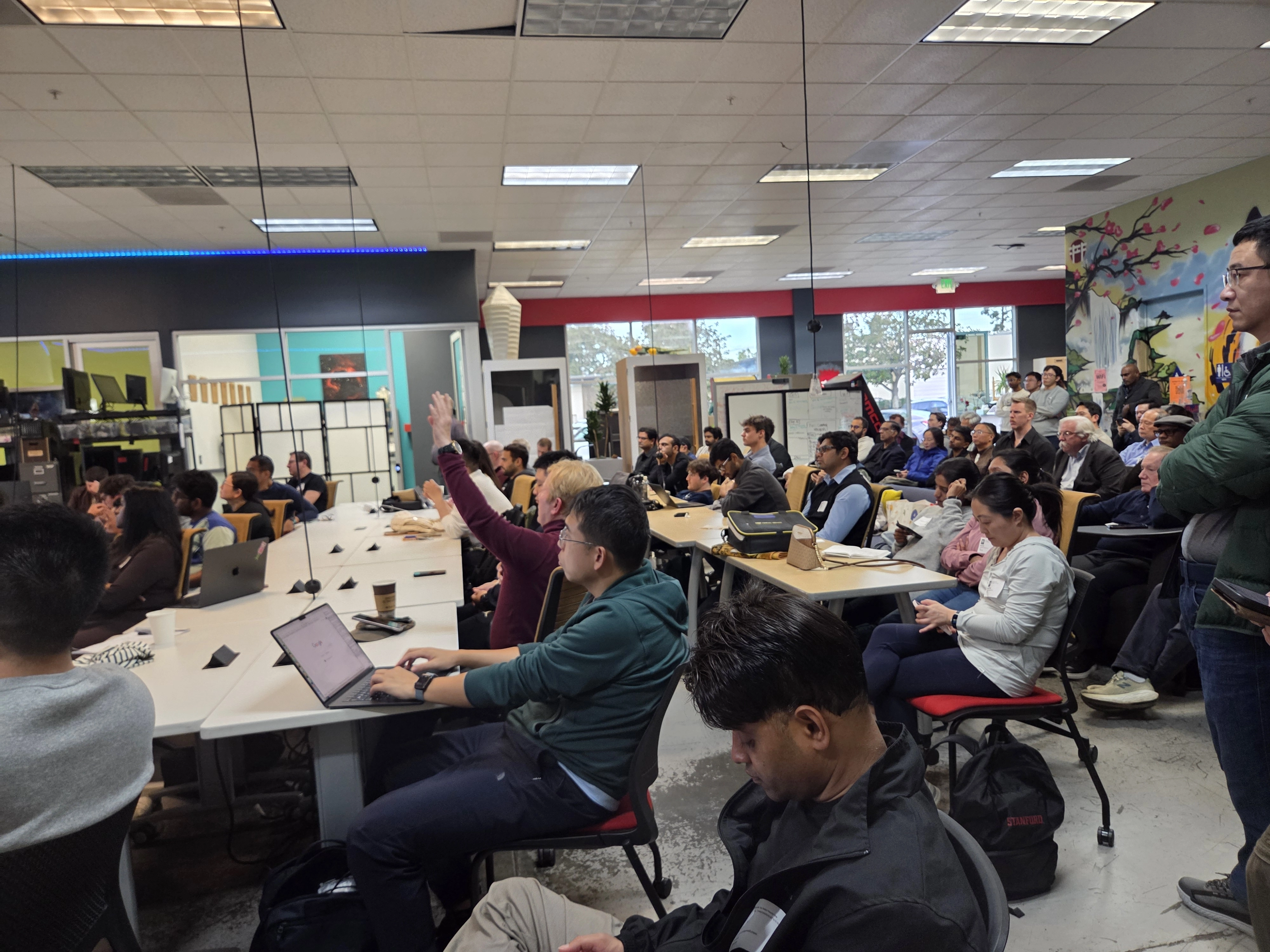 미국 캘리포니아 마운틴뷰에 위치한 실리콘밸리 개발자 커뮤니티인 ‘해커 도조’에서 25일 열린 ‘농업 분야 피지컬 인공지능(AI)’ 강연에서 개발자들이 토론을 진행하고 있다.
샌프란시스코 곽소영 기자