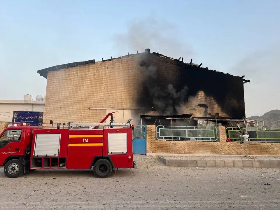 지난달 28일 미국과 이스라엘의 미사일 공습 당시 미사일 공격을 받은 이란 파르스주 라메르드의 한 실내 체육관의 절반이 불에 타 검게 그을려 있다. 이란 현지 언론들은 이 공격으로 여자 배구선수 20명이 사망했다고 보도했다. 이란 파르스 통신 캡처