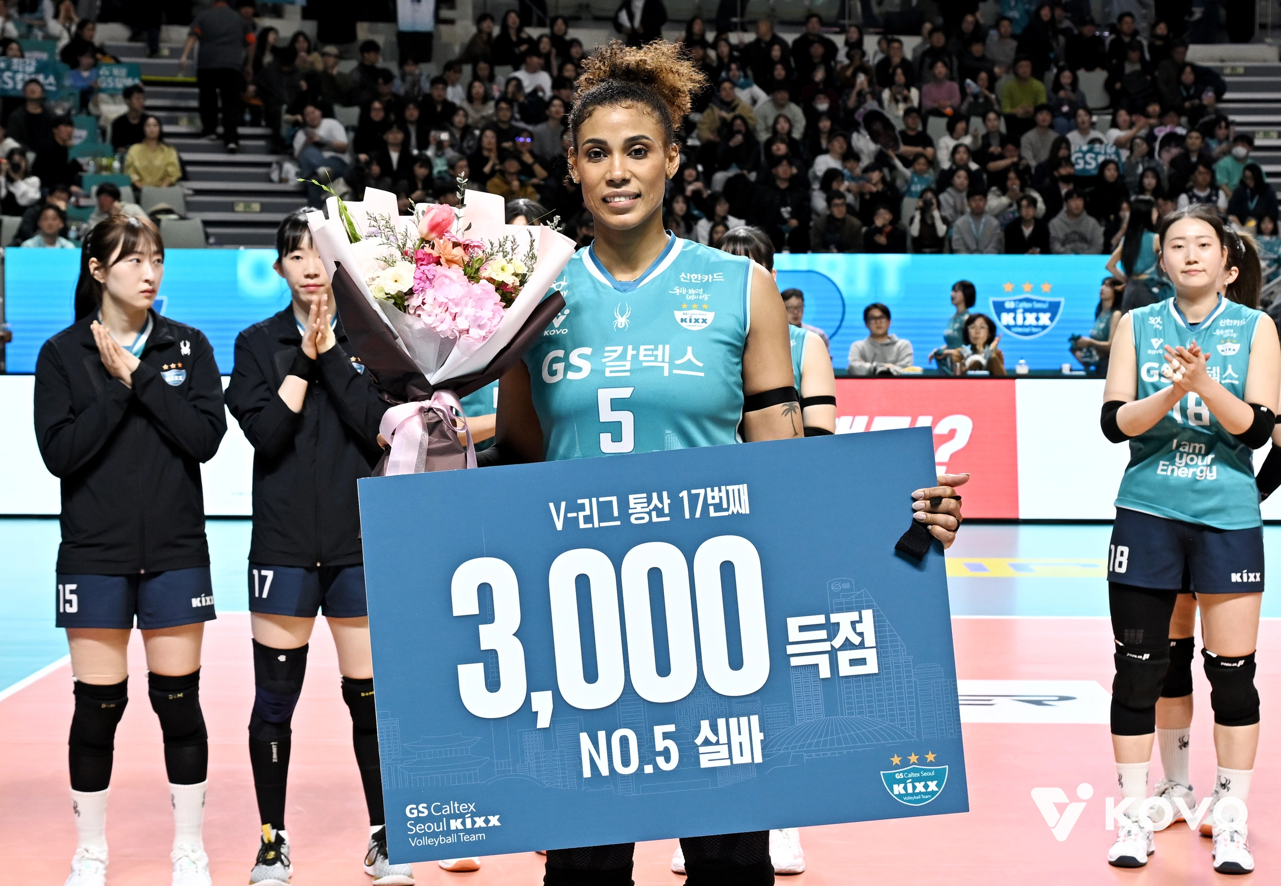 GS칼텍스 실바가 2일 서울 장충체육관에서 통산 3000득점에 성공한 뒤 기념패와 꽃다발을 들고 사진을 찍고 있다. 2026.3.2 한국배구연맹 제공