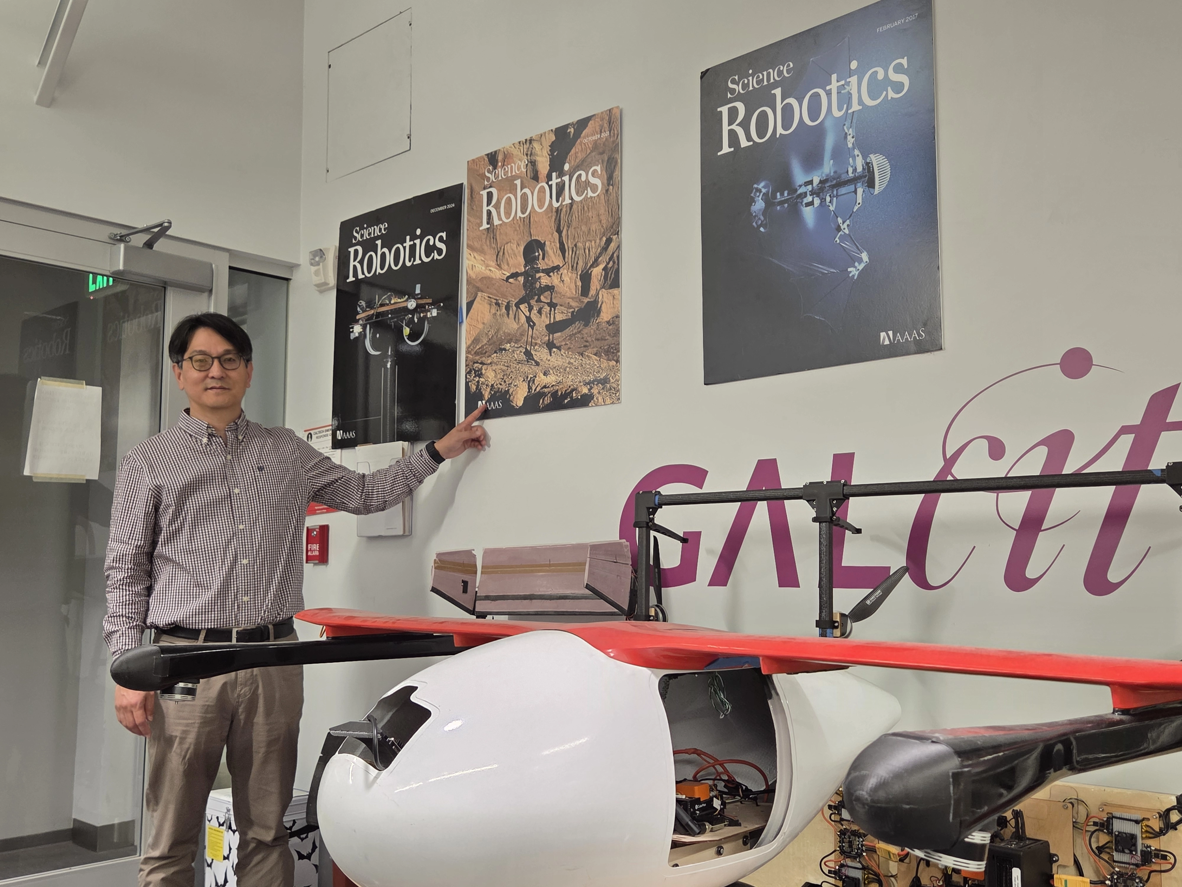 정순조 캘리포니아공대(칼텍) 항공우주공학과 교수가 22일(현지시간) 칼텍의 연구실에서 연구팀이 개발한 이족로봇 ‘레오나르도’가 실린 과학잡지 ‘사이언스 로보틱스’ 10월호 표지 가리키고 있다.
LA 곽소영 기자