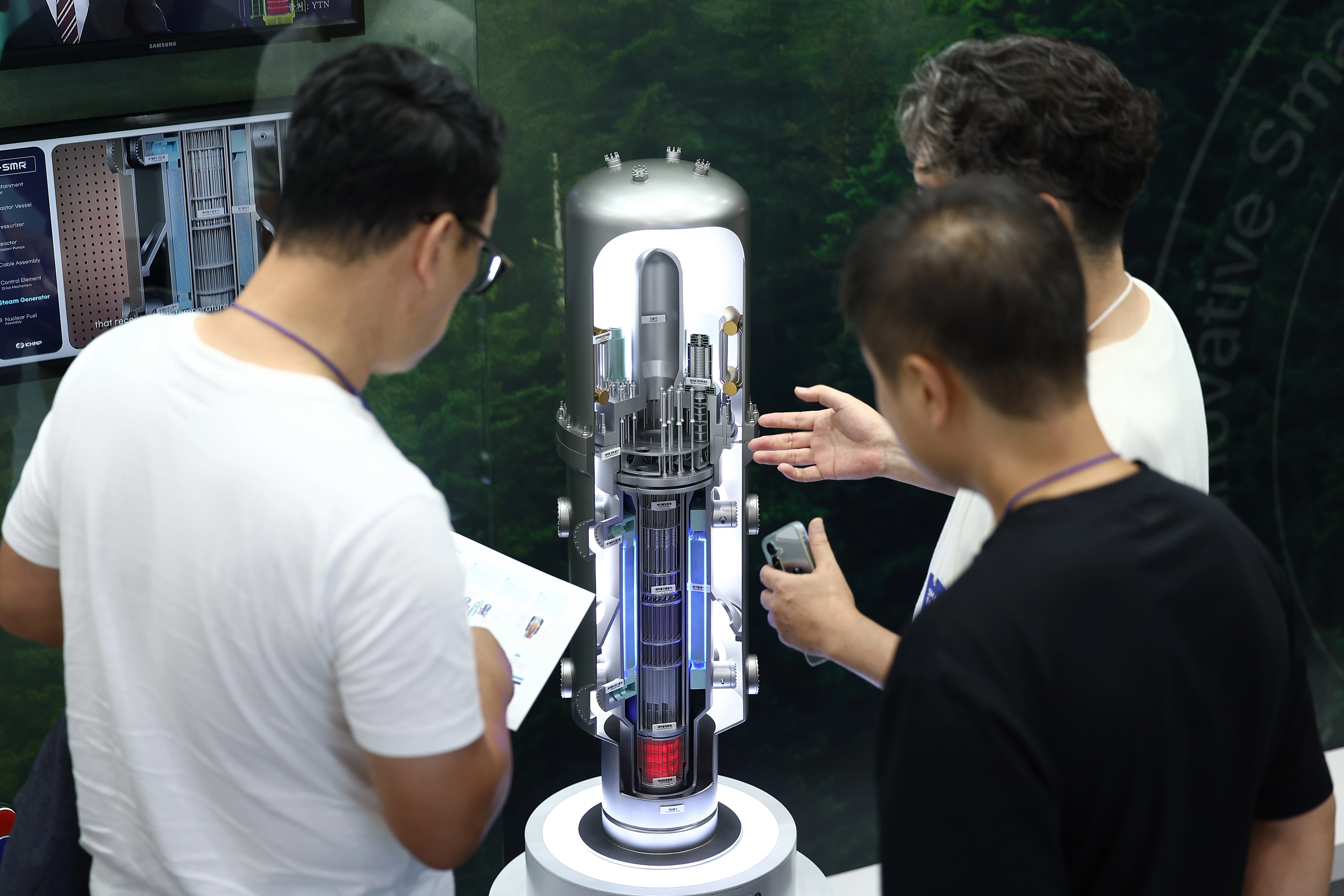 스마트에너지플러스 2025에 전시된 SMR 모형  지난해 10월 15일 서울 강남구 코엑스에서 열린 ‘스마트에너지플러스 2025’에서 관람객들이 소형모듈원전(SMR) 모형을 둘러보고 있다. 연합뉴스