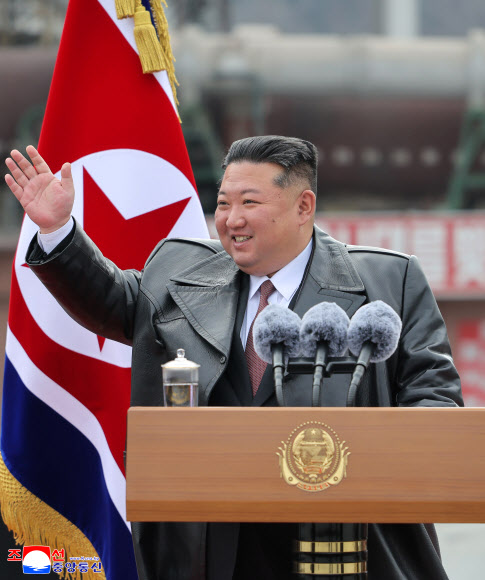 북한 김정은 국무위원장이 지난 1일 북한 시멘트 생산 본보기 단위인 상원세멘트연합기업소를 방문하여 노동자들을 격려하고 연설했다고 조선중앙통신이 2일 보도했다. 2026.3.2 평양 조선중앙통신=연합뉴스