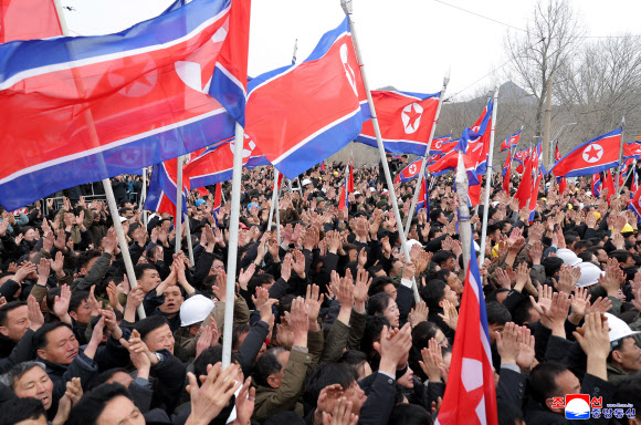 북한 김정은 국무위원장이 지난 1일 북한 시멘트 생산 본보기 단위인 상원세멘트연합기업소를 방문하여 노동자들을 격려하고 연설했다고 조선중앙통신이 2일 보도했다. 2026.3.2평양 조선중앙통신=연합뉴스