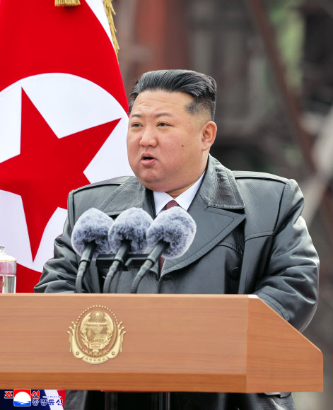 북한 김정은 국무위원장이 지난 1일 북한 시멘트 생산 본보기 단위인 상원세멘트연합기업소를 방문하여 노동자들을 격려하고 연설했다고 조선중앙통신이 2일 보도했다. 2026.3.2 평양 조선중앙통신=연합뉴스