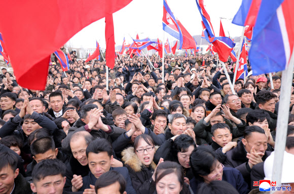 북한 김정은 국무위원장이 지난 1일 북한 시멘트 생산 본보기 단위인 상원세멘트연합기업소를 방문하여 노동자들을 격려하고 연설했다고 조선중앙통신이 2일 보도했다. 2026.3.2 평양 조선중앙통신=연합뉴스