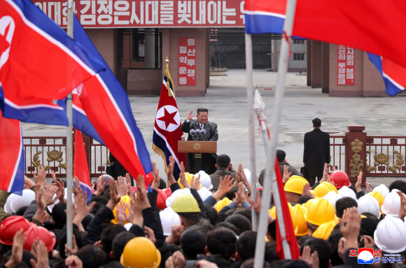 북한 김정은 국무위원장이 지난 1일 북한 시멘트 생산 본보기 단위인 상원세멘트연합기업소를 방문하여 노동자들을 격려하고 연설했다고 조선중앙통신이 2일 보도했다. 2026.3.2 평양 조선중앙통신=연합뉴스