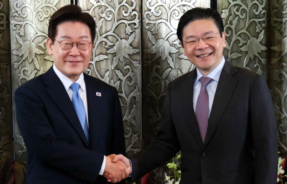 이재명 대통령과 로런스 웡 싱가포르 총리가 2일 싱가포르 외교부 청사에서 정상회담에 앞서 악수하고 있다. 2026.3.2 연합뉴스