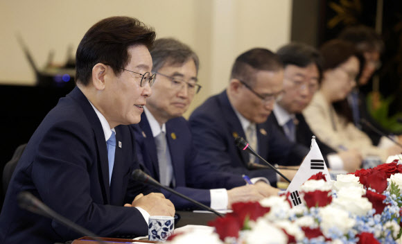 이재명 대통령이 2일 싱가포르 외교부 청사에서 열린 로런스 웡 싱가포르 총리와의 정상회담에서 발언하고 있다. 2026.3.2 연합뉴스