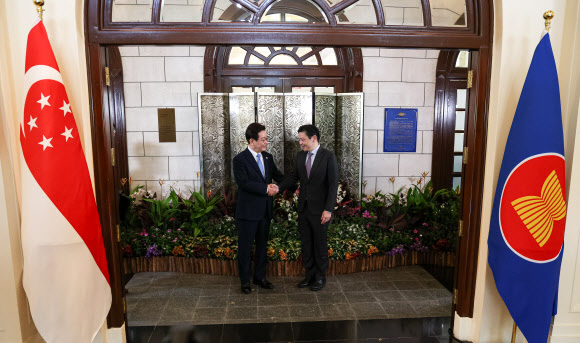 이재명 대통령과 로런스 웡 싱가포르 총리가 2일 싱가포르 외교부 청사에서 정상회담에 앞서 악수하고 있다. 2026.3.2 연합뉴스