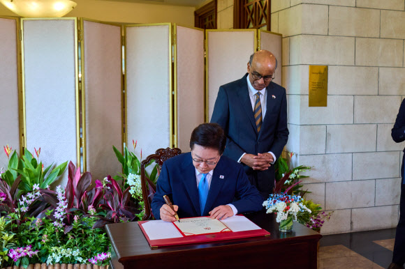 이재명 대통령이 2일 싱가포르 외교부 청사에서 국빈방문 공식 환영식 후 방명록을 작성하고 있다. 2026.3.2 공동취재 제공