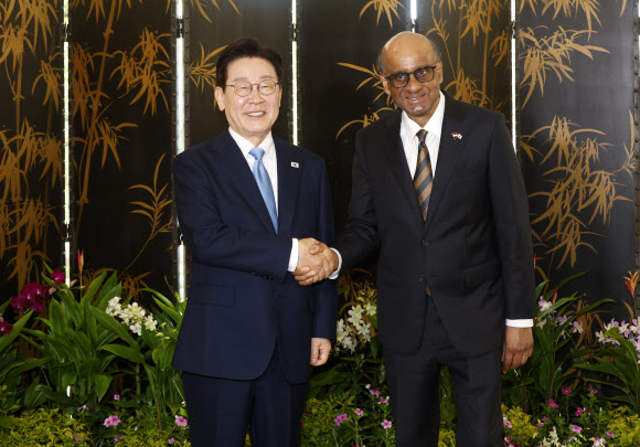 이재명 대통령이 2일 싱가포르 외교부 청사에서 국빈방문 공식 환영식 후 타르만 샨무가라트남 대통령과 면담에 앞서 악수하고 있다. 2026.3.2 연합뉴스