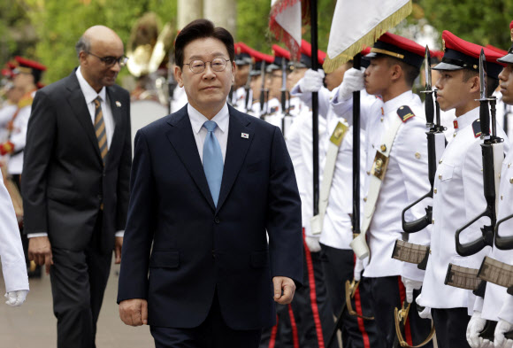 이재명 대통령이 2일 싱가포르 외교부 청사에서 열린 국빈방문 환영식에서 타르만 샨무가라트남 대통령과 의장대를 사열하고 있다. 2026.3.2 연합뉴스