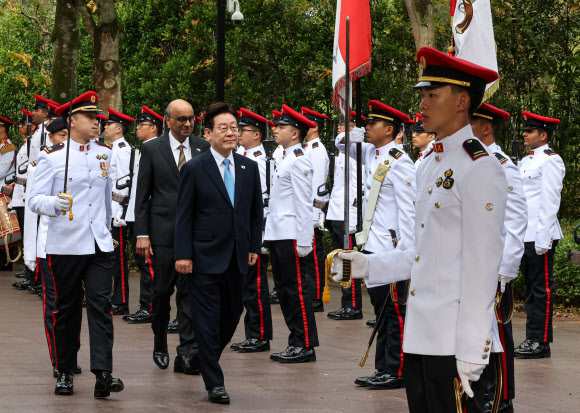 이재명 대통령이 2일 싱가포르 외교부 청사에서 열린 국빈방문 환영식에서 타르만 샨무가라트남 대통령과 의장대를 사열하고 있다. 2026.3.2 연합뉴스