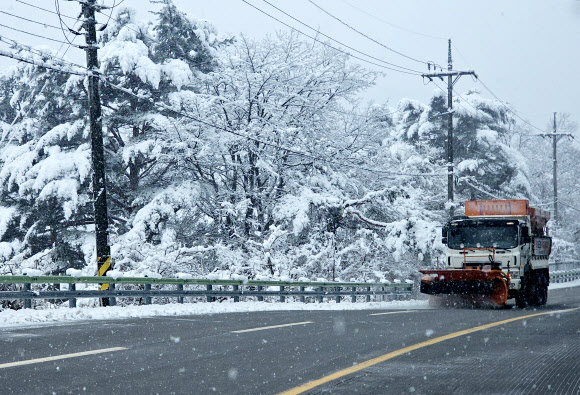 산지와 내륙을 중심으로 폭설이 예보된 2일 강원 양양군 구룡령 옛길에서 제설차가 눈을 치우고 있다. 2026.3.2 연합뉴스