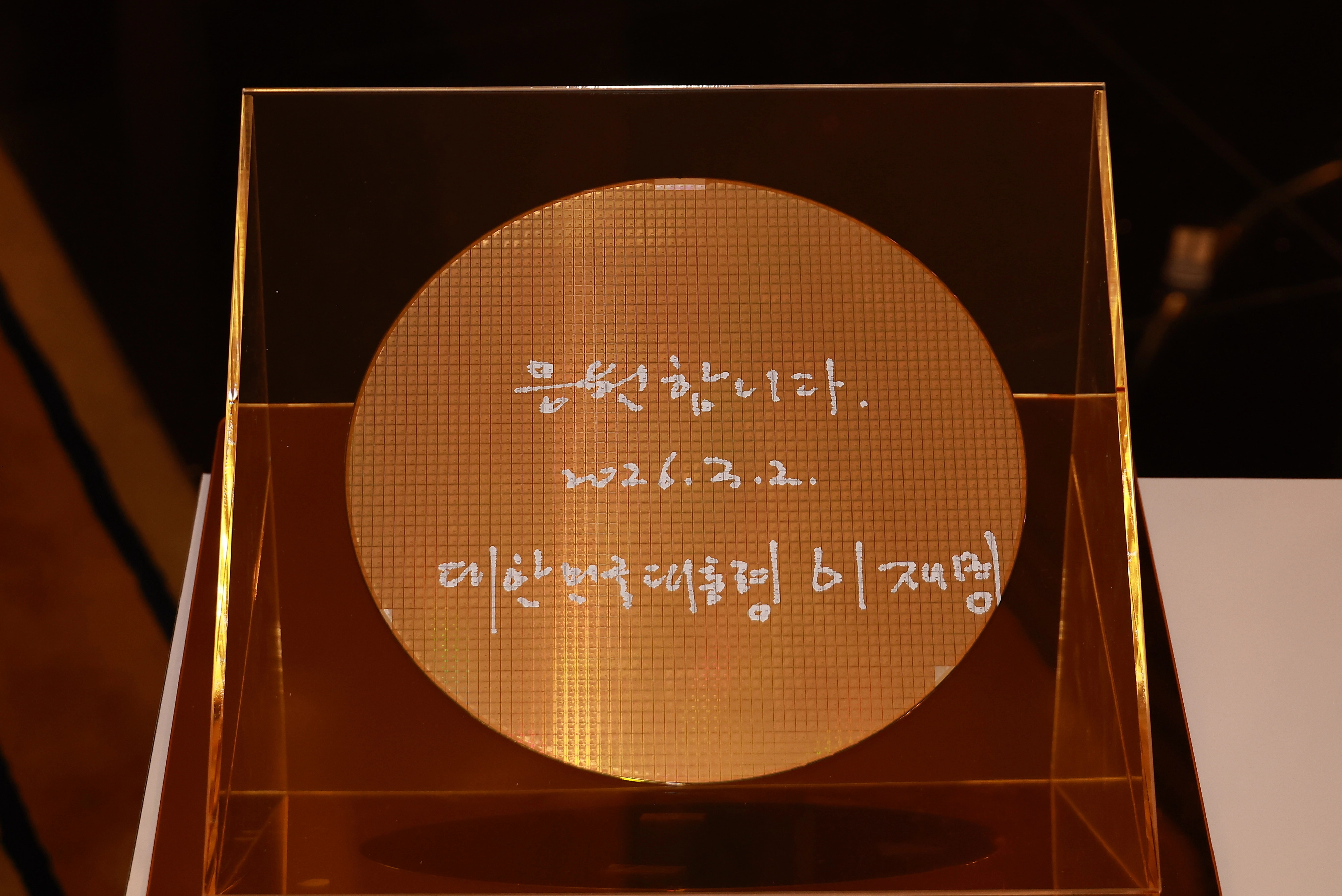 이재명 대통령이 2일 열린 한·싱가포르 인공지능(AI) 커넥트 서밋이 끝난 뒤 한 업체가 준비한 웨이퍼(반도체 원판)에 남긴 서명.
싱가포르 뉴스1