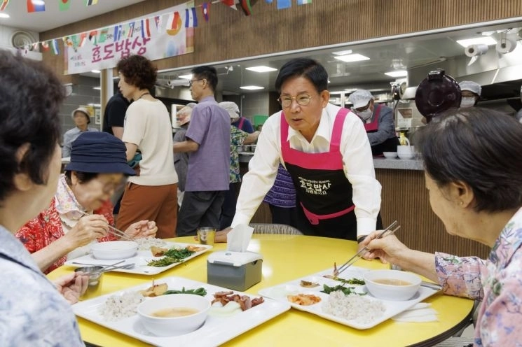 박강수 서울 마포구청장이 ‘효도밥상’을 이용하고 있는 어르신들과 이야기를 나누고 있다.
마포구 제공