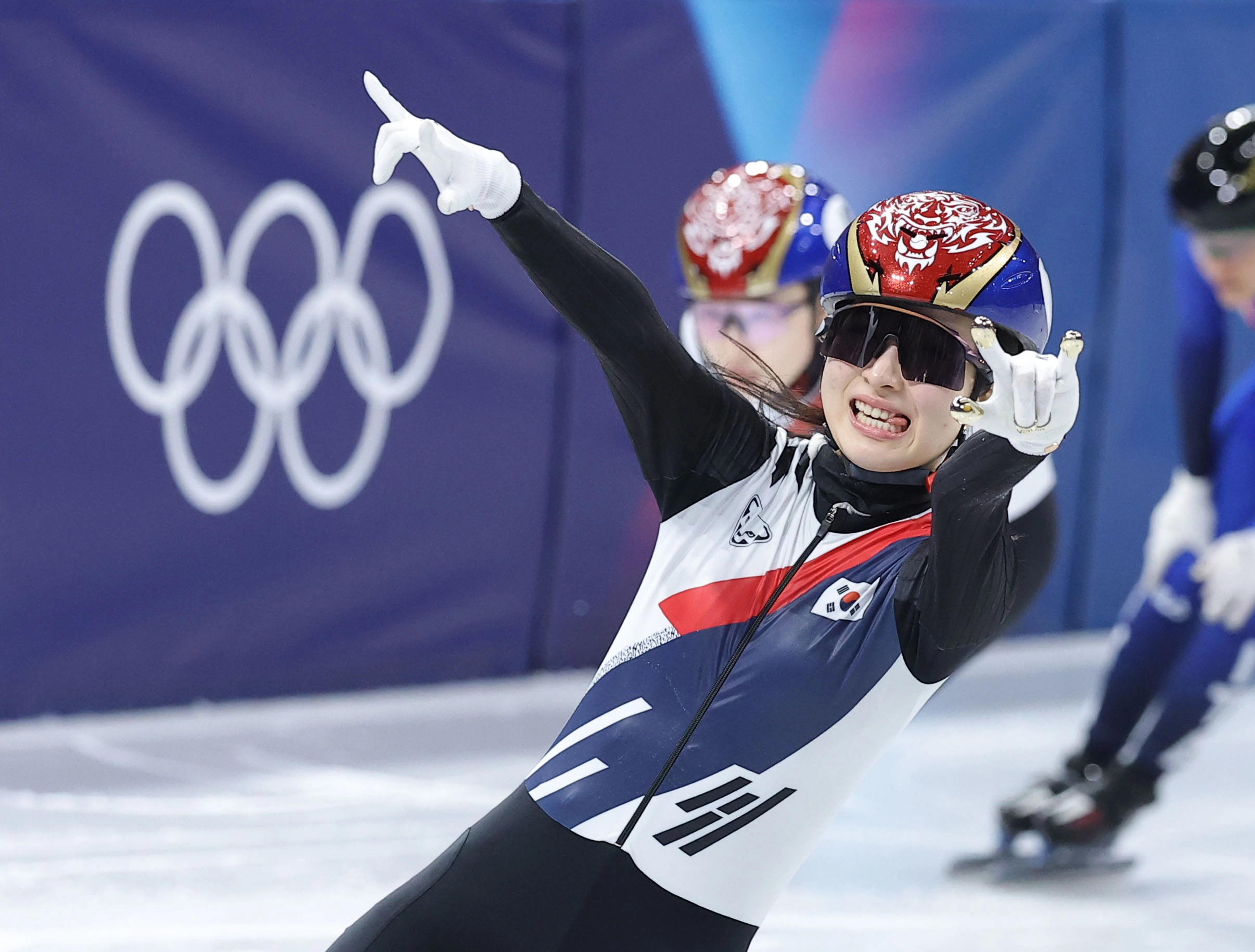 김길리가 21일(한국시간) 이탈리아 밀라노 아이스스케이팅 아레나에서 열린 2026 밀라노·코르티나담페초 동계올림픽 쇼트트랙 여자 1500m에서 가장 먼저 결승선을 통과한 뒤 김도영의 세리머니를 따라 한 동작을 선보이고 있다. 2026.2.21 밀라노 연합뉴스
