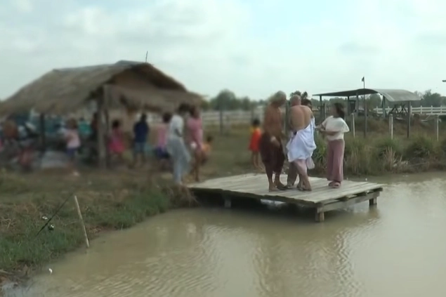 지난달 28일(현지시간) 태국인 여성과 결혼한 오스트리아 출신 남성 2명이 결혼식 후 연못에 뛰어들기 위해 상의를 벗고 있다. 아마린TV 보도화면 캡처