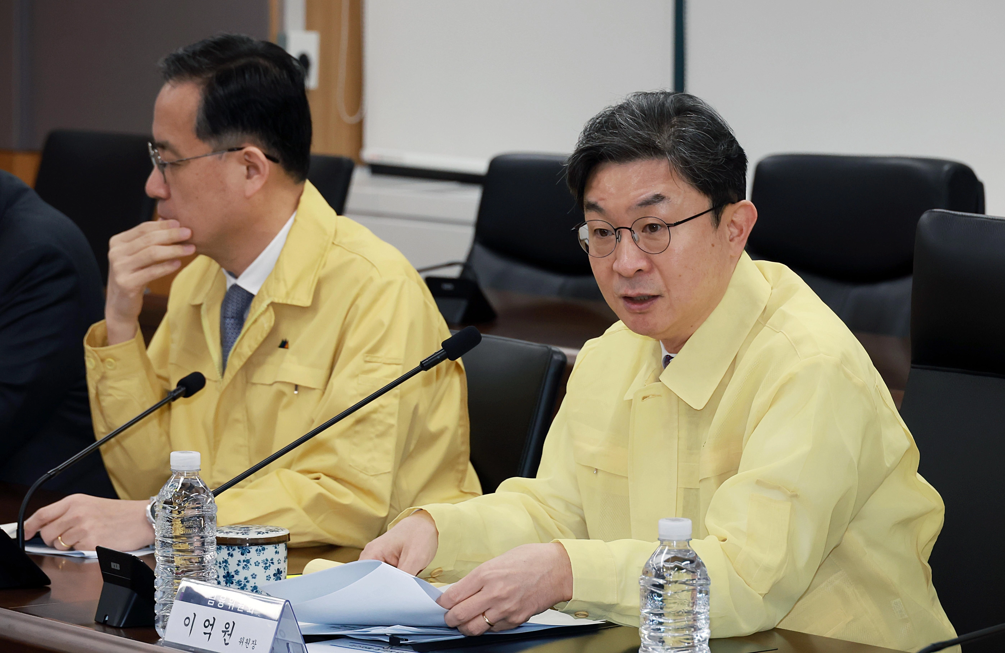 중동 상황 관련 관계기관 합동 금융시장 상황점검회의  이억원 금융위원장(오른쪽)이 3일 서울 종로구 정부서울청사에서 중동 상황 관련 관계기관 합동 금융시장 상황점검회의를 주재하고 있다. 금융위원회 제공