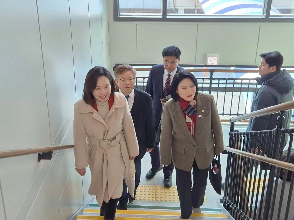 모듈러교실 내부를 둘러보는 전주혜 당협위원장과 박춘선 시의원