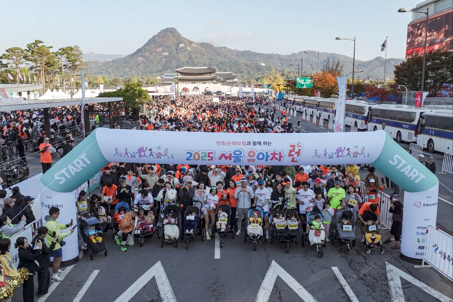 지난해 11월 1일 오전 서울 광화문광장에서 열린 ‘2025 서울 유아차런’에서 대회 참가자들이 출발 준비를 하며 기념 촬영을 하고 있다. 서울시 제공