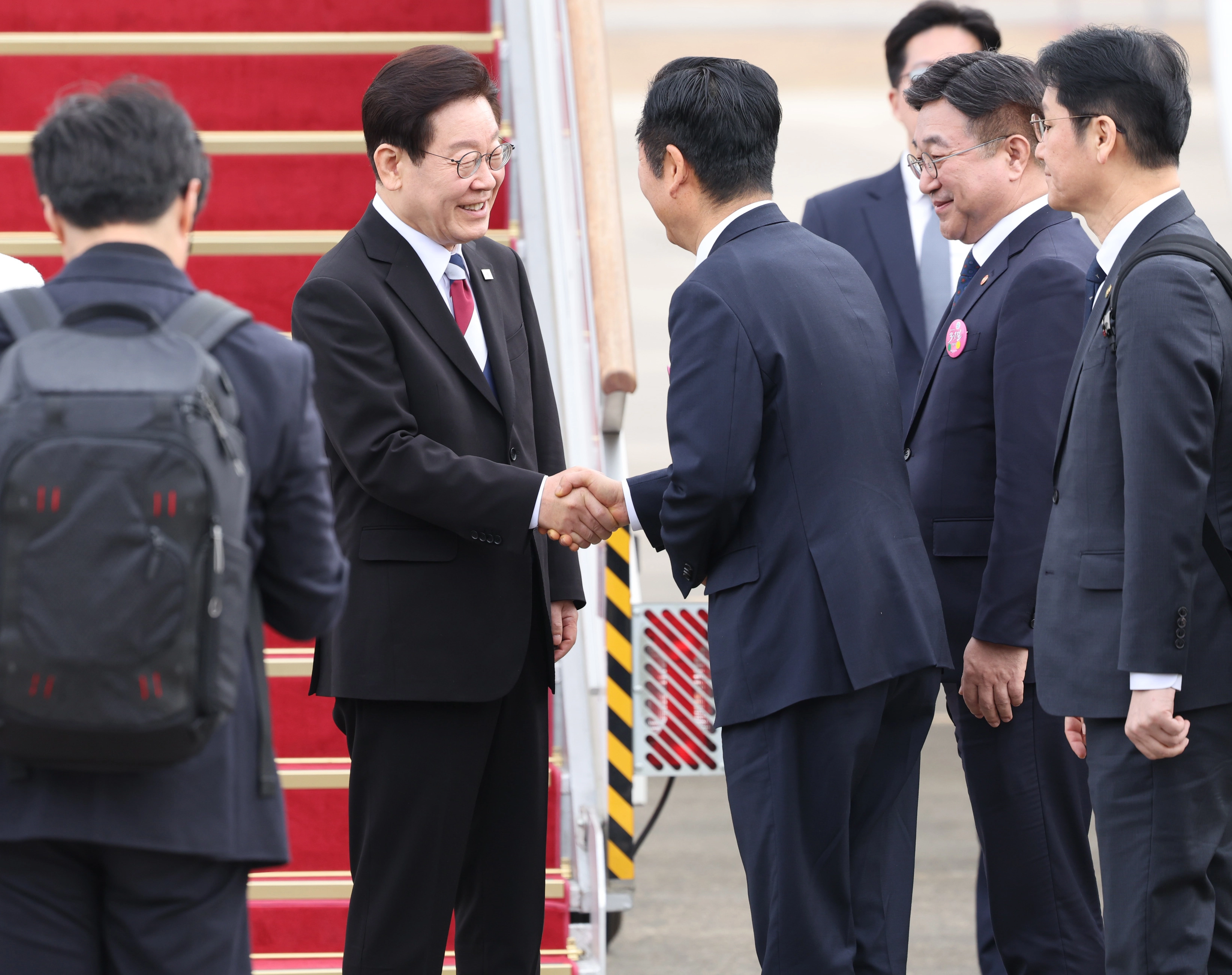 이재명 대통령과 정청래 대표  싱가포르와 필리핀을 국빈방문하는 이재명 대통령이 1일 성남 서울공항에서 환송 나온 정청래 더불어민주당 대표와 인사하고 있다. 2026.3.1 연합뉴스