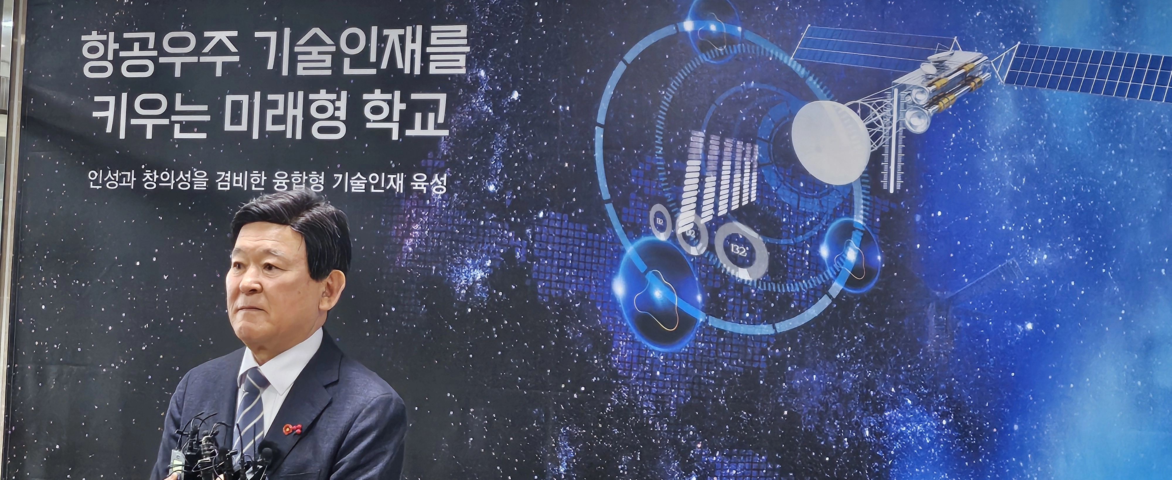 김광수 교육감이 3일 한림항공우주고등학교 본관 건물 1층 로비에서 입학식에 앞서 기자들과 인터뷰를 진행하고 있다. 제주 강동삼 기자