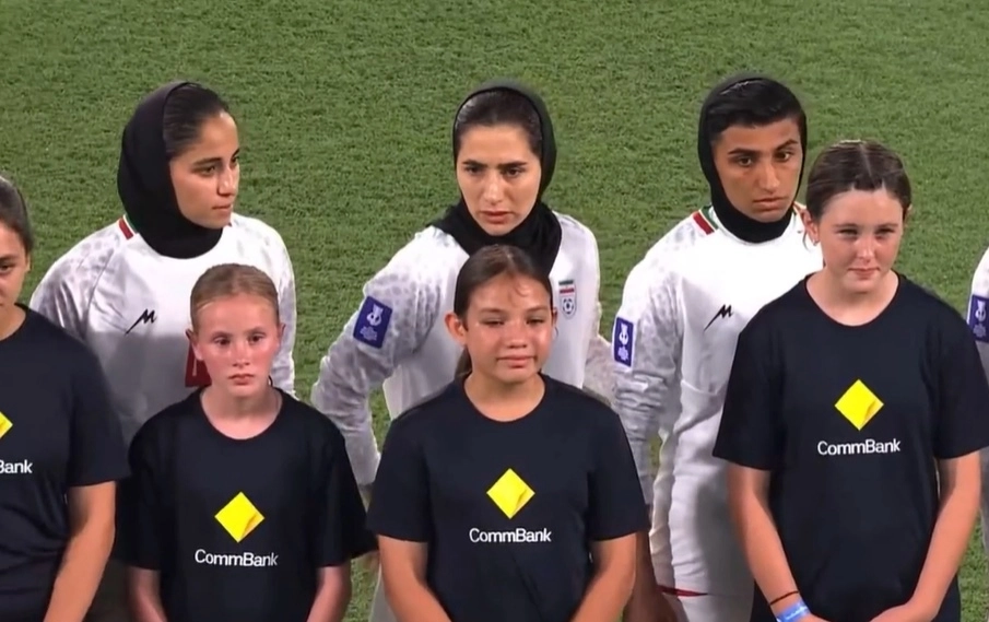 2일(현지시간) 호주 골드코스트 스타디움에서 열린 2026 아시아축구연맹(AFC) 여자 아시안컵 조별리그 A조 1차전에서 대한민국과 맞붙은 이란 대표팀 선수들이 경기 시작 전 국가가 연주되자 따라부르지 않고 침묵을 지키고 있다. 자료 : 소셜미디어