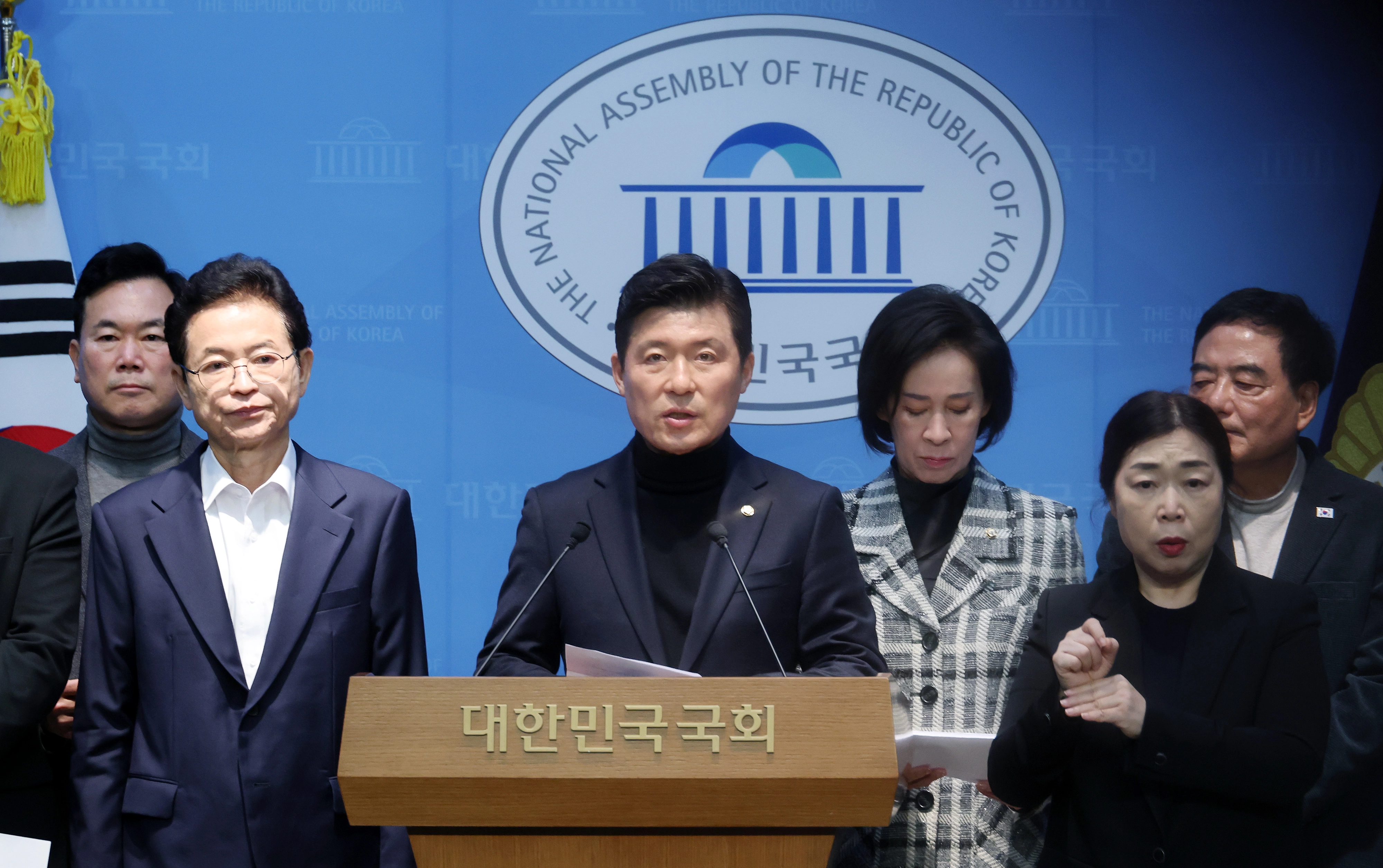 국민의힘 구자근 경북도당위원장과 대구·경북을 지역구로 둔 국민의힘 의원, 광역 지자체장, 광역의회 의장 등이 3일 국회 소통관에서 기자회견을 열고 ‘대구·경북 행정통합법’의 신속한 처리를 촉구하고 있다. 연합뉴스