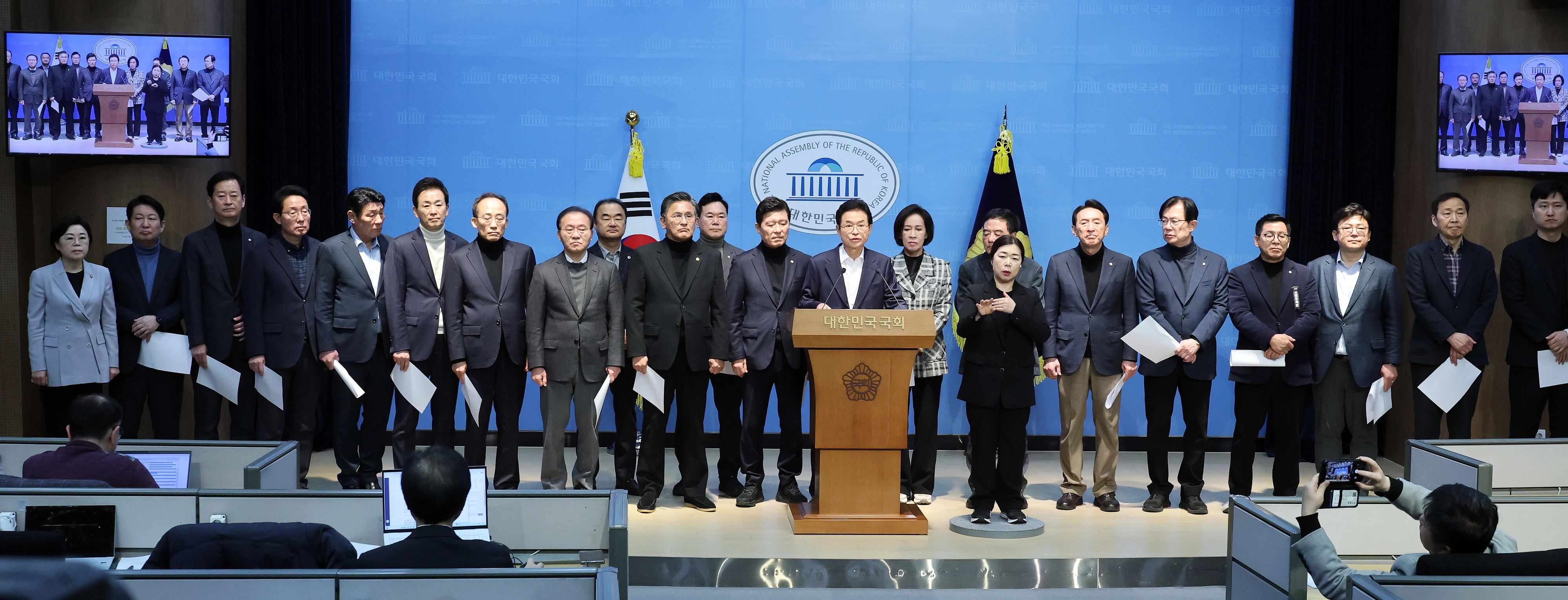 이철우 경북도지사와 대구·경북을 지역구로 둔 국민의힘 의원, 광역 지자체장, 광역의회 의장 등이 3일 국회 소통관에서 기자회견을 열고 ‘대구·경북 행정통합법’의 신속한 처리를 촉구하고 있다. 연합뉴스