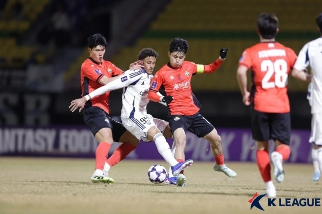 볼 경합 중인 양팀 선수들. 한국축구연맹 제공