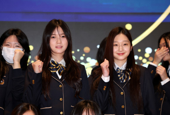 2026 밀라노-코르티나담페초 동계올림픽에 출전한 스노보드 최가온(왼쪽)과 피겨스케이팅 신지아가 3일 재학 중인 서초구 세화여자고등학교에서 열린 고3 시업식에서 반 친구들과 기념촬영을 하고 있다. 2026.3.3 연합뉴스