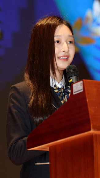 2026 밀라노-코르티나담페초 동계올림픽에 출전한 피겨스케이팅 신지아가 3일 재학 중인 서초구 세화여자고등학교에서 태광그룹으로부터 장학금을 받고 소감을 말하고 있다. 2026.3.3 연합뉴스