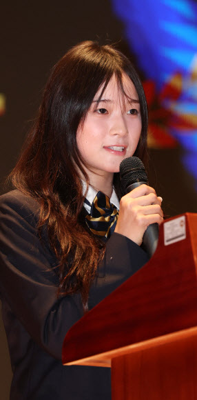 2026 밀라노-코르티나담페초 동계올림픽에 출전한 스노보드 최가온이 3일 재학 중인 서초구 세화여자고등학교에서 태광그룹으로부터 장학금을 받고 소감을 말하고 있다. 2026.3.3 연합뉴스