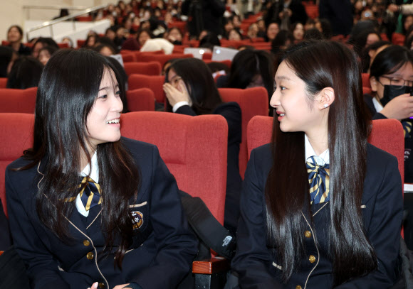 2026 밀라노-코르티나담페초 동계올림픽에 출전한 스노보드 최가온(왼쪽)과 피겨스케이팅 신지아가 3일 재학 중인 서초구 세화여자고등학교에서 열린 고3 시업식에 참석, 대화를 나누며 미소짓고 있다. 2026.3.3 연합뉴스