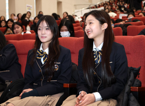 2026 밀라노-코르티나담페초 동계올림픽에 출전한 스노보드 최가온(왼쪽)과 피겨스케이팅 신지아가 3일 재학 중인 서초구 세화여자고등학교에서 열린 고3 시업식에 참석, 대화를 나누며 미소짓고 있다. 2026.3.3 연합뉴스
