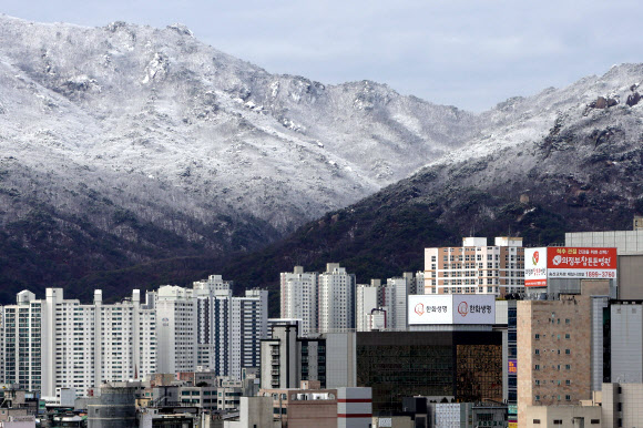 3일 오전 경기도 의정부시에서 바라본 도봉산 정상 부근에 눈이 쌓여 있다. 2026.3.3. 연합뉴스