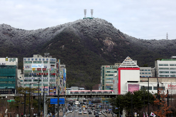 3일 오전 경기도 의정부시 천보산 정상 부근에 눈이 쌓여 있다. 2026.3.3 연합뉴스