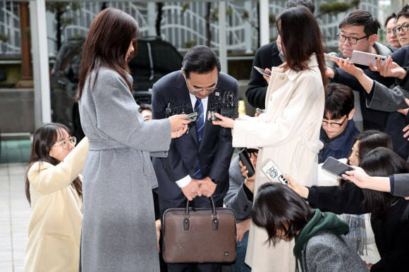 이재명 정부 초대 기획예산처 장관 후보자로 지명된 더불어민주당 박홍근 의원이 3일 서울 중구 예금보험공사에 마련된 인사청문회 준비 사무실로 출근하며 인사하고 있다. 2026.3.3 연합뉴스