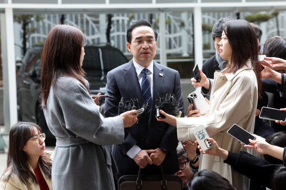 이재명 정부 초대 기획예산처 장관 후보자로 지명된 더불어민주당 박홍근 의원이 3일 서울 중구 예금보험공사에 마련된 인사청문회 준비 사무실로 출근하며 취재진 질문에 답하고 있다. 2026.3.3 연합뉴스