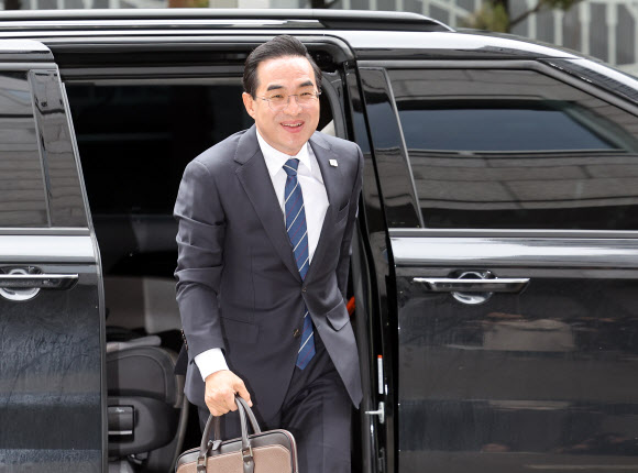 이재명 정부 초대 기획예산처 장관 후보자로 지명된 더불어민주당 박홍근 의원이 3일 서울 중구 예금보험공사에 마련된 인사청문회 준비 사무실로 출근하고 있다. 2026.3.3 연합뉴스