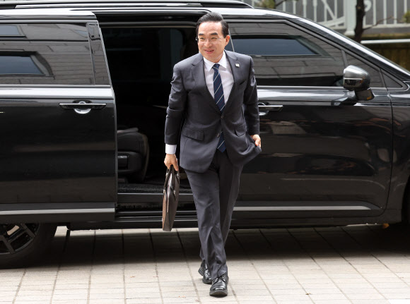 이재명 정부 초대 기획예산처 장관 후보자로 지명된 더불어민주당 박홍근 의원이 3일 서울 중구 예금보험공사에 마련된 인사청문회 준비 사무실로 출근하고 있다. 2026.3.3 연합뉴스