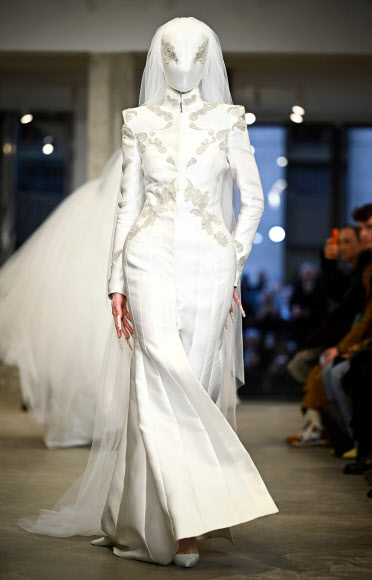 2일(현지시간) 프랑스 파리에서 열린 파리 여성 패션위크 기간 중 웨인산토 2026-2027 가을/겨울 여성 기성복 패션쇼가 열려 모델이 컬렉션을 선보이고 있다. AFP 연합뉴스