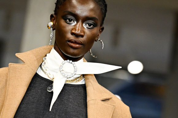 2일(현지시간) 프랑스 파리에서 열린 파리 여성 패션위크 기간 중 웨인산토 2026-2027 가을/겨울 여성 기성복 패션쇼가 열려 모델이 컬렉션을 선보이고 있다. AFP 연합뉴스