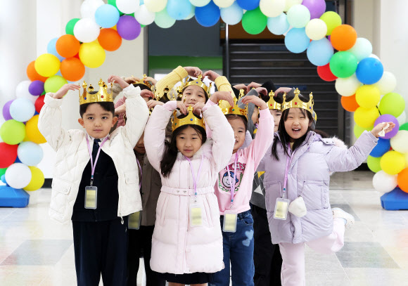 3일 경기도 수원시 장안구 대평초등학교에서 열린 입학식에서 신입생들이 입학식 장소로 이동하고 있다. 2026.3.3 연합뉴스